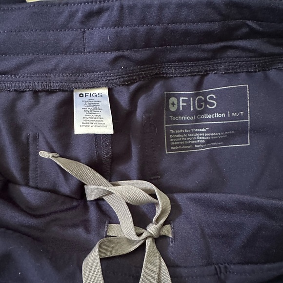 No longer need scrubs for work - Picture 3 of 3